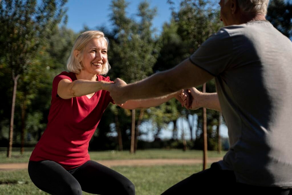 vista-lateral-de-la-pareja-de-ancianos-haciendo-ejercicio-al-aire-libre